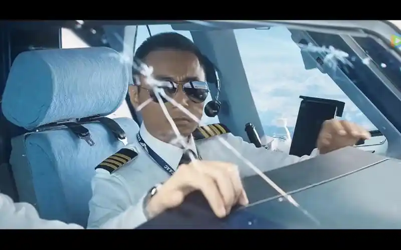 【中国机长】四川8633危险镜头集合1,不愧是机长,乘务长,飞机点不一样