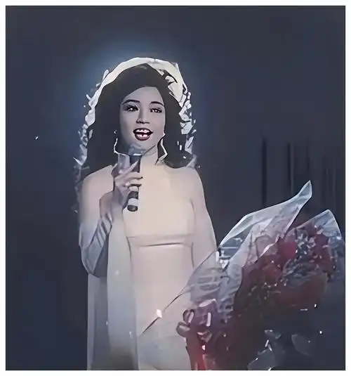 74岁单身女士,凭中国国籍绝不离婚,春晚开启新篇章|歌曲|新歌|徐小凤