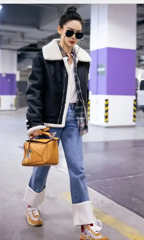 戚薇机场街拍超有范!皮毛外套搭牛仔裤,时髦与温度兼具