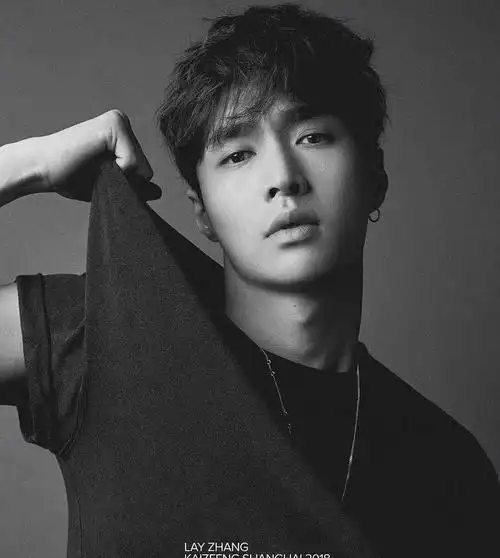 张艺兴的红西装造型酷毙了吴磊的红西装造型帅呆了他更厉害