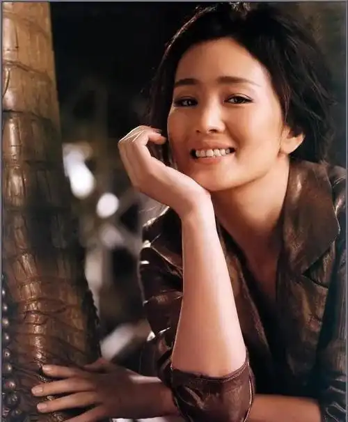 演员巩俐,被张艺谋拒婚后,为何转身嫁70岁四婚丈夫?