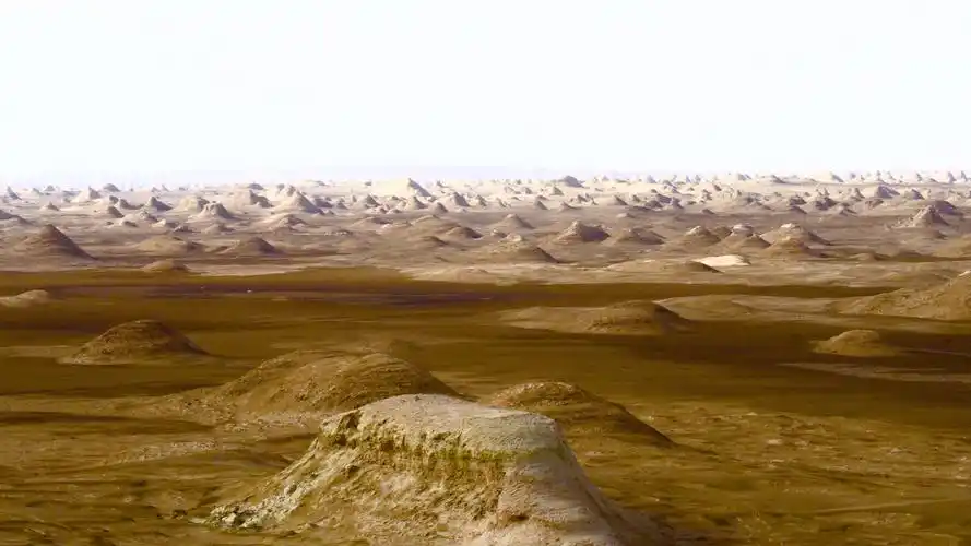 走魔鬼城 看柴达木盆地雅丹地貌