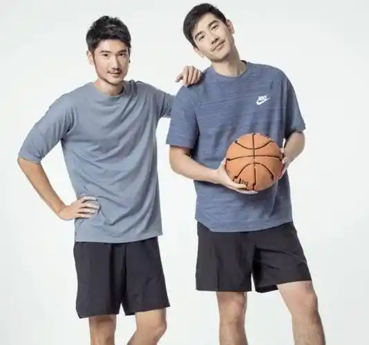 原创高以翔二哥凌晨发文晒出和弟弟一起庆祝白色情人节的照片bella