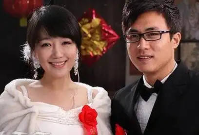 不过薛佳凝的感情生活也十分的精彩,传闻如今的薛佳凝已经结婚,下面