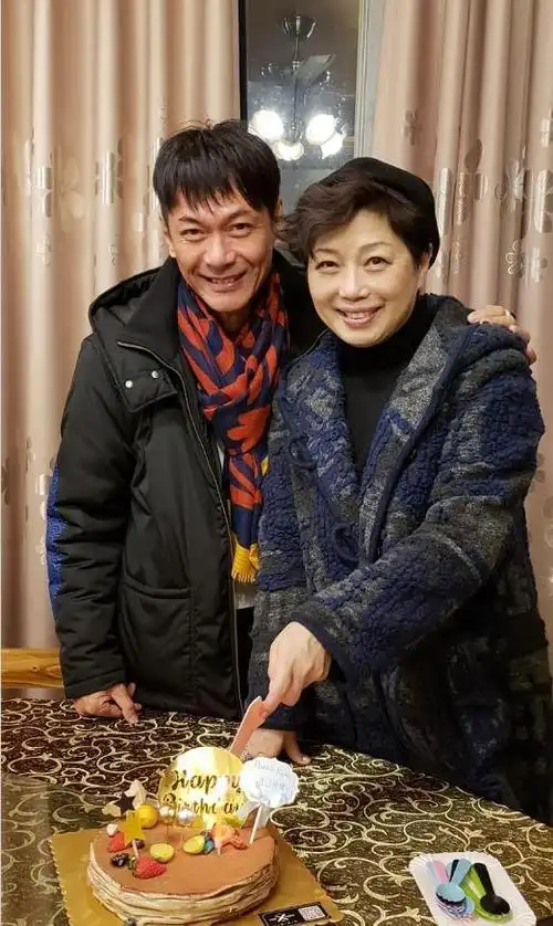 昔日男神江华近照56岁仍俊朗帅气退隐多年与妻子恩爱如初