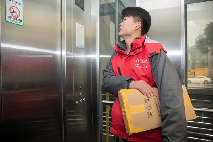 因贫弃读高中 这个19岁快递员专职做上门取快递月入一万三