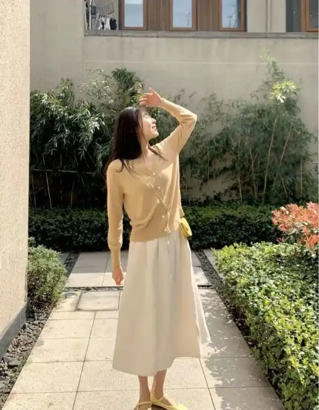 米色半身裙搭配什么颜色上衣好看