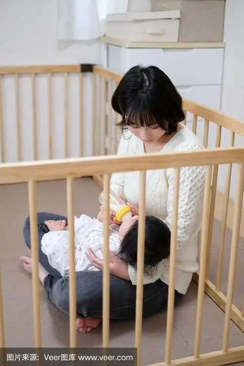 母亲在家给婴儿喂奶