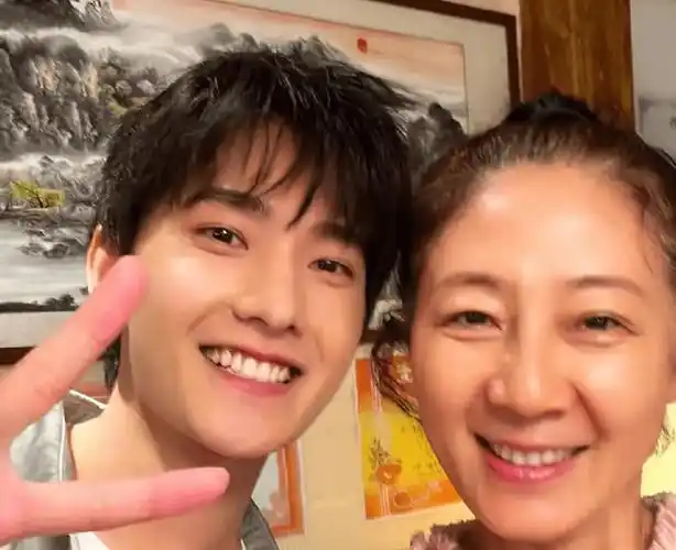 前段时间,范明与演员杨洋搭档拍摄新剧,几个人私下似乎办了一场小聚会