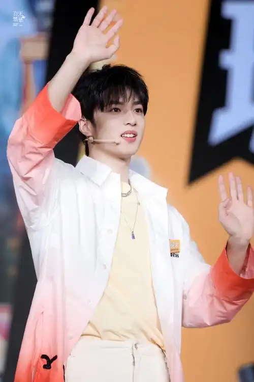 冰红茶直播##时代少年团夏日清爽穿搭##刘耀文康师傅