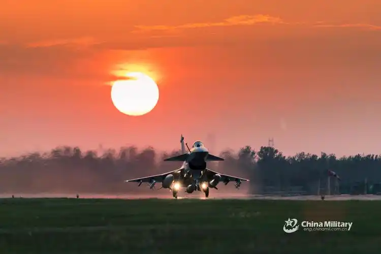 实拍歼10战机在夕阳下挂满弹药起飞