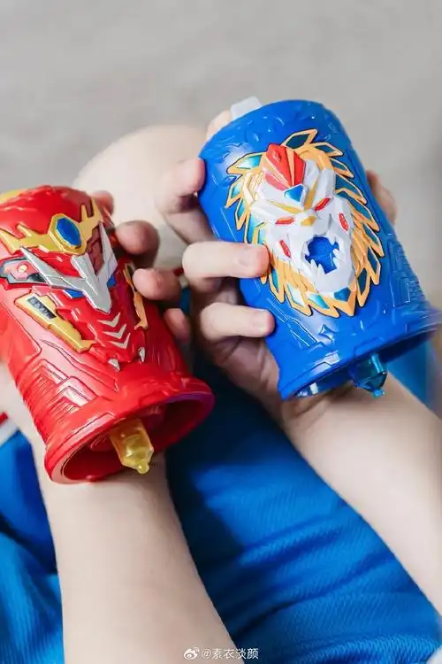 假期不无聊|听说神兽圈开始流行玩陀螺    #带娃随手拍##萌娃养成记