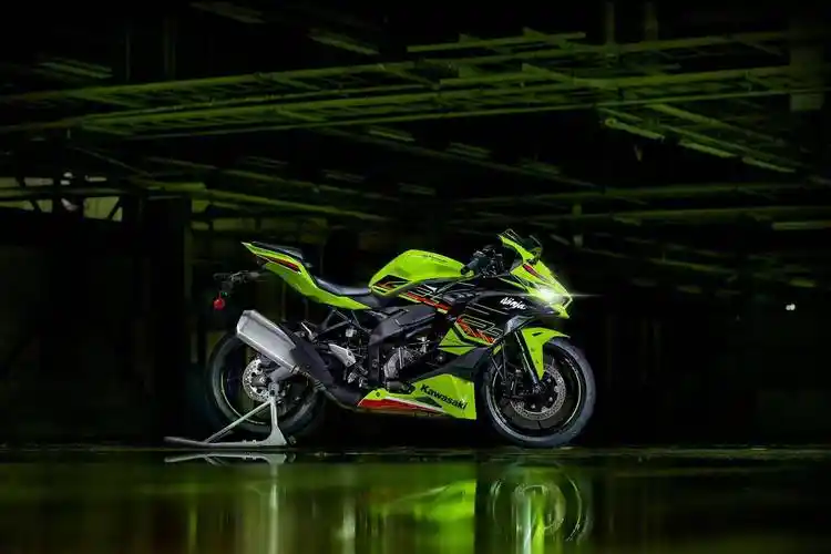 搭载四气缸发动机,kawasaki 全新 ninja zx-4r 系列