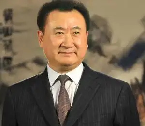 王健林面相分析:额头广亮,眉骨显露,眼睛有神,山根较高,嘴型端正