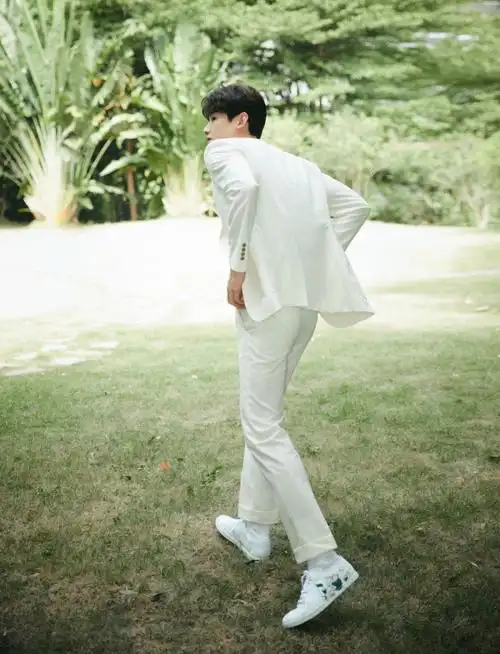 白敬亭白色西装小白鞋白袜