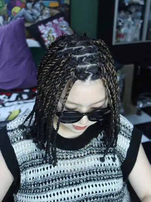 女生半头扭博辫