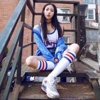 运动长发女生头像 夏季运动搭配 蓝色防雨服外套牛仔短裤篮球服兰红条