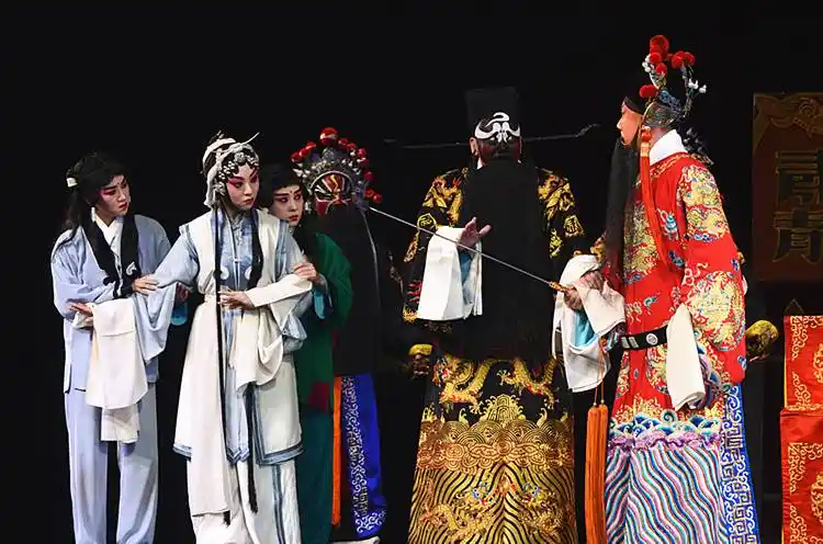 京剧铡美案中的秦香莲穿什么颜色的衣服