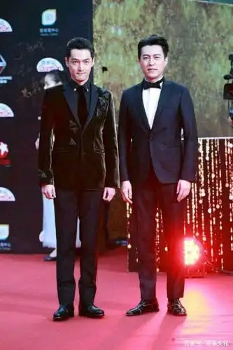 《伪装者》开播五周年,靳东晒和胡歌珍贵合影庆祝,两人表情好逗