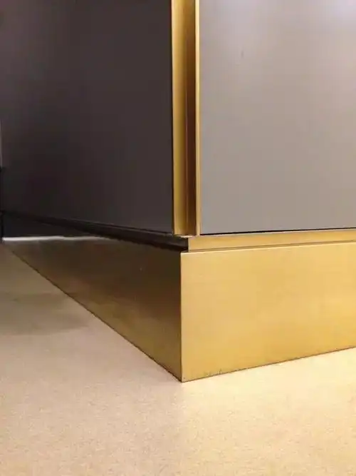 装修时需要注意材质转换的地方,而其中最为典型的例子便是家装踢脚板