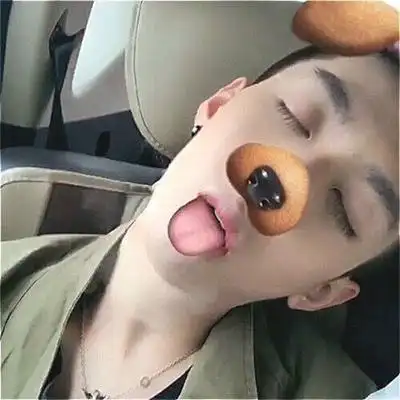 黑白系高冷的酷男戴帽子真人男生头像