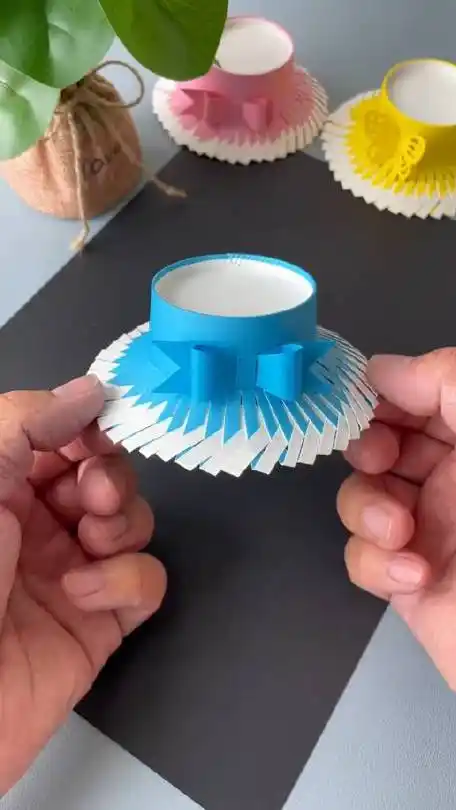 用一次性纸杯就能做好看的小帽子,快试试吧#幼儿园手工 #秒懂创意的