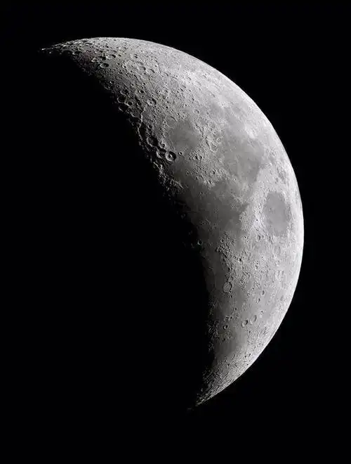 七夕节前夜赏一轮弯月