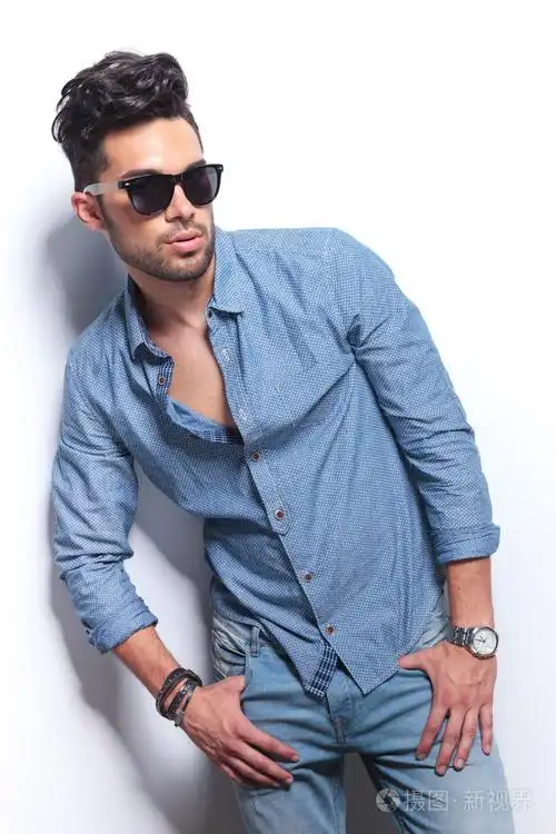 戴墨镜的休闲男人看起来远