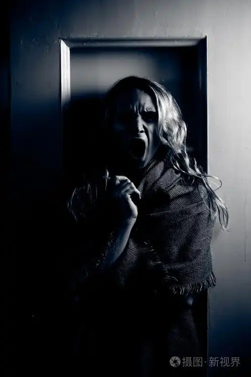 僵尸尖叫万圣节的概念,没有眼睛的化妆女孩.金发碧眼的年轻人可怕的女