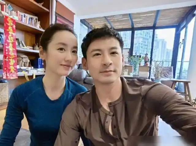 浪姐吕一和老公团聚居家穿健美裤挡不住s形身材