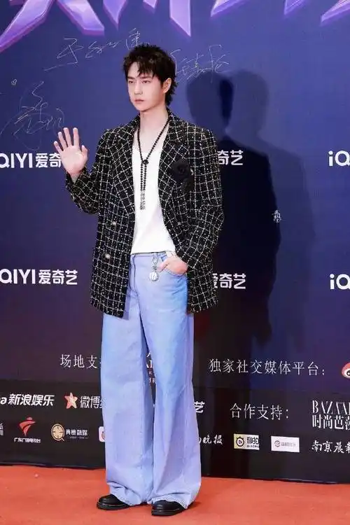 王一博格纹外套造型超酷##王一博爱奇艺尖叫之夜##王一博尖叫之夜