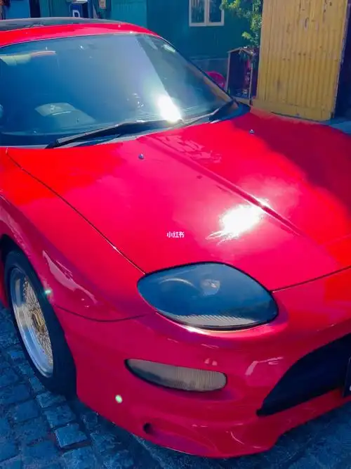 火热的红色跑车上