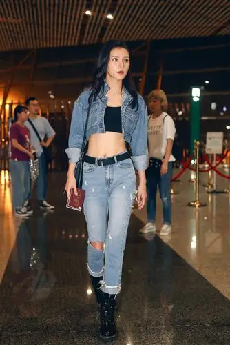 张予曦只穿一件裹胸,也敢敞开上衣炫腹,网友:难怪陈柏融紧盯着