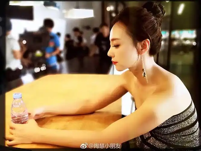 《超能一家人》陶慧惊鸿一瞥!她肤白貌美大长腿太惊艳了