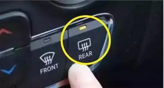 当我们的前挡风玻璃出现雾气的时候就要使用前风挡除雾,而后挡风玻璃