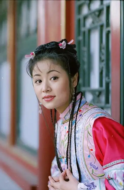 比如,还珠格格中的小燕子,虽然是虚构的人物,但通过这个角色