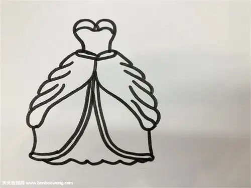 3,然后将裙子的第二层与里层的波浪下摆边线给画出来.