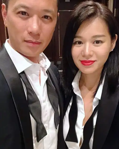 胡杏儿老公晒爱子近照,奕霆宝宝长大了,帅气侧颜圆圆大眼超像爸