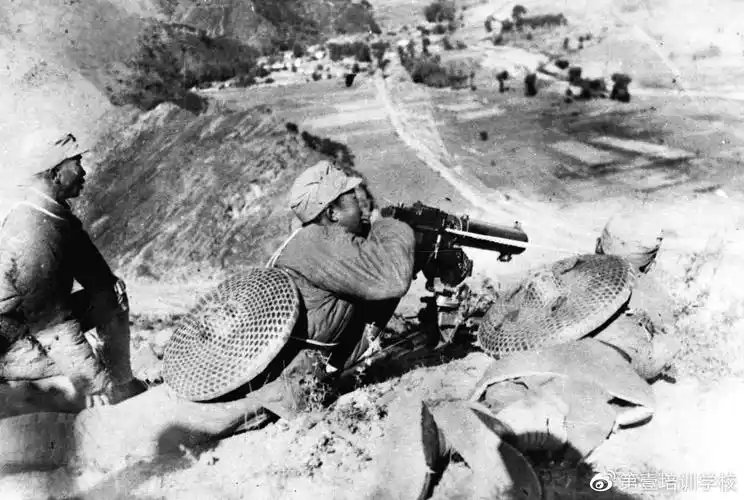 1937年,八路军115师战士在平型关公路两侧伏击日军.新华社发