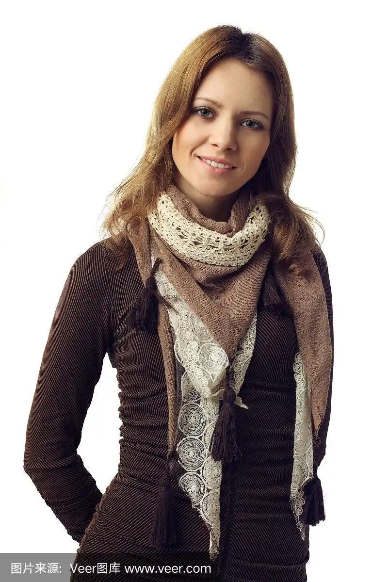 美丽的女子时装模特与露齿微笑孤立