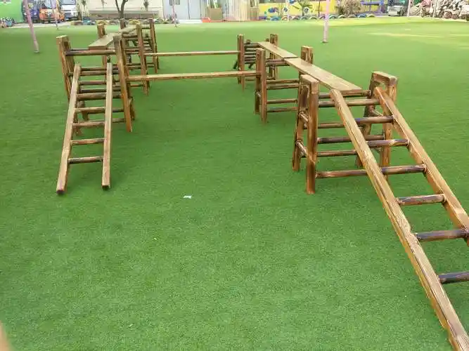 我们贝贝家幼儿园又引进了一套进口平衡木