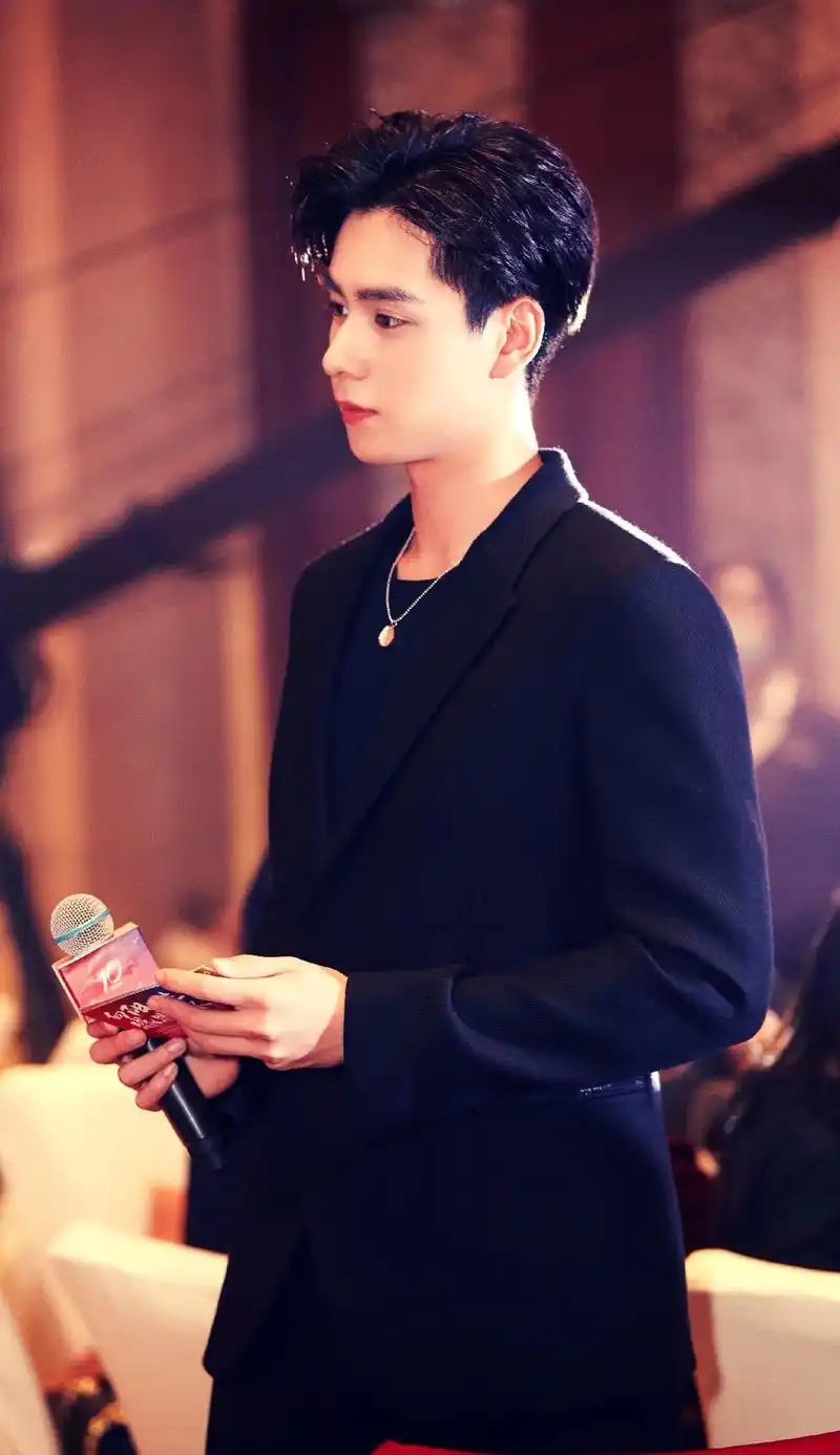 走不出来的西装控,把西装焊起来可好#胡一天#我的宝藏男孩#气 - 抖音