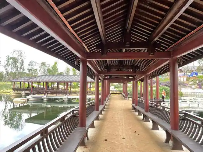东安湖木长廊-成都新圣安居木结构房有限公司