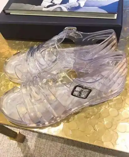 香奈儿一双塑胶凉鞋卖4000这不是当年那双19块凉鞋吗