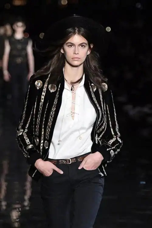 还没有一丢丢美感 就是一场时尚灾难啊 不敢相信,这还是超模康康吗?