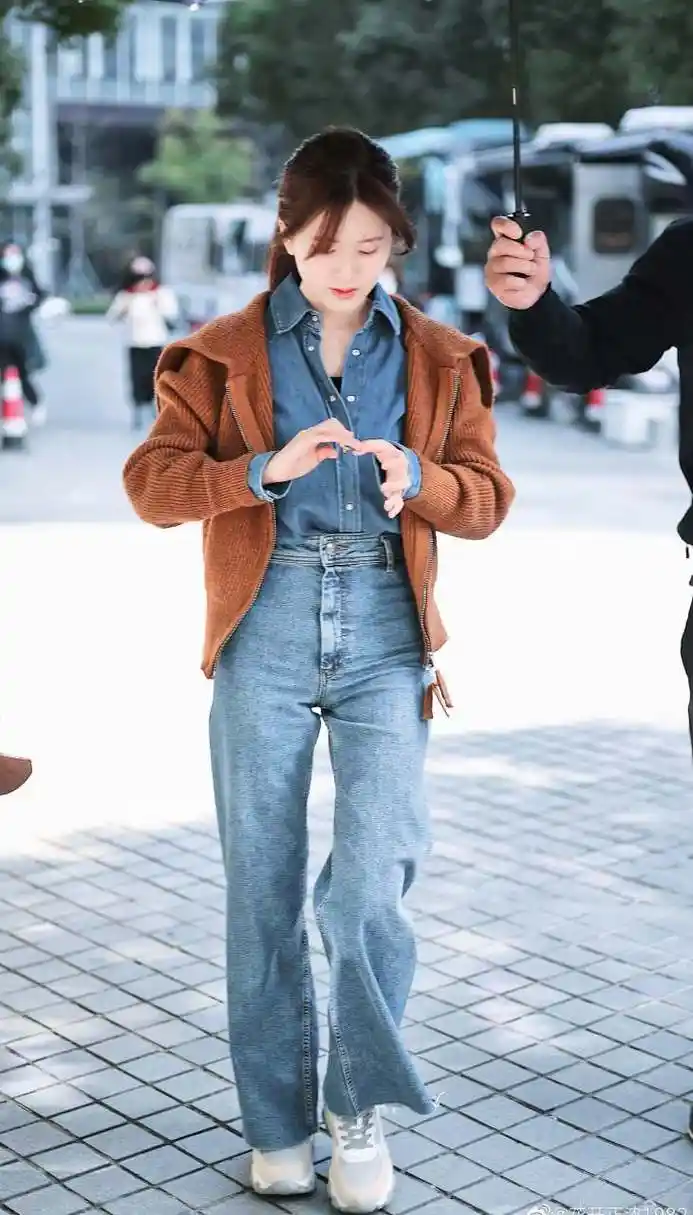 赵露思最新的上班贴身服装,修身牛仔衬衫搭配高腰牛仔阔腿裤,棕色披肩