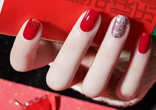 气质红晕染美甲图片 【图】