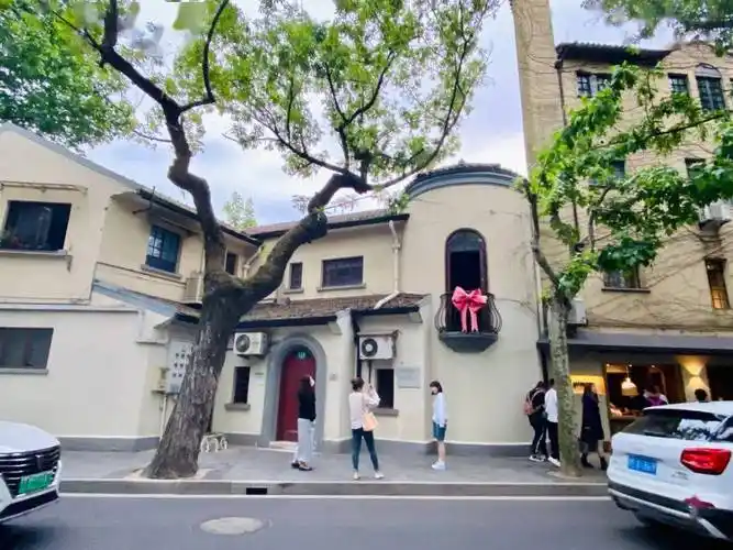 武康路蝴蝶结走红扰民别再浪漫美化荒诞打卡点