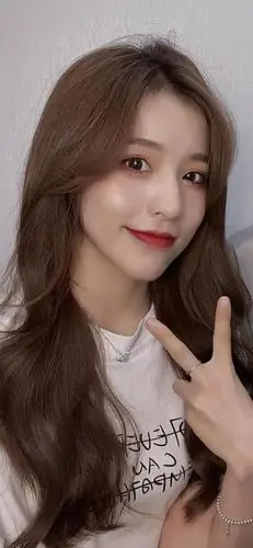 抖音女神刘思瑶盛装出席盛典,在张纪中面前表演,是否太过自信