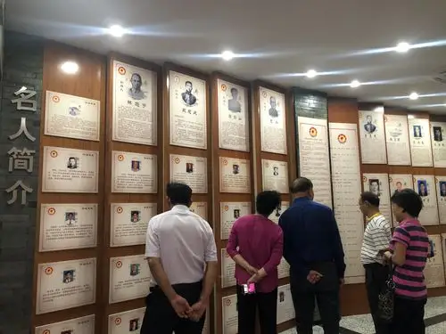 校史馆内的名人简介墙